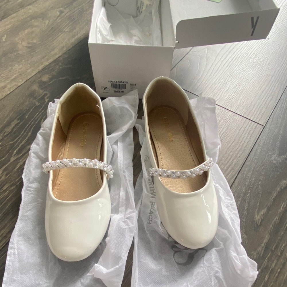 Girls white patent leather dress shoe